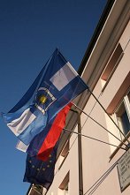 Pogled na zastave na občinski stavbi, marec 2011, foto: Polona Makovec